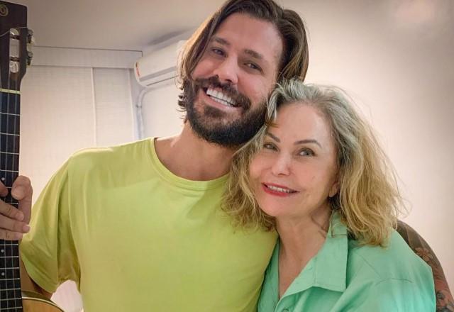 Dado Dolabella e Pepita Rodrigues se abraçando, ambos estão sorrindo muito e com camisas em tons de verde