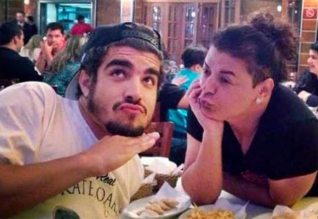 caio castro e davi brasil em uma mesa de restaurante