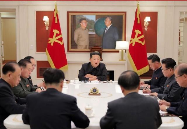 O anúncio foi feito enquanto Kim presidiava uma reunião com autoridades de saúde | Divulgação/ KCNA