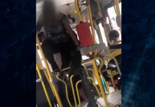 Idosa Pula Catraca De ônibus Durante Confusão Entre Motorista E Jovem