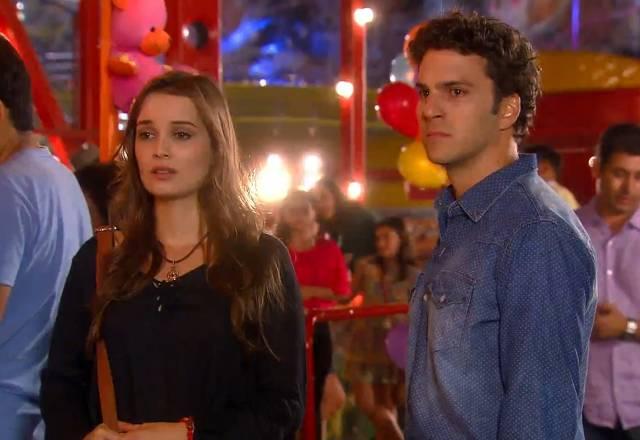 Helena e Pedro olhando para frente com uma expressão tensa