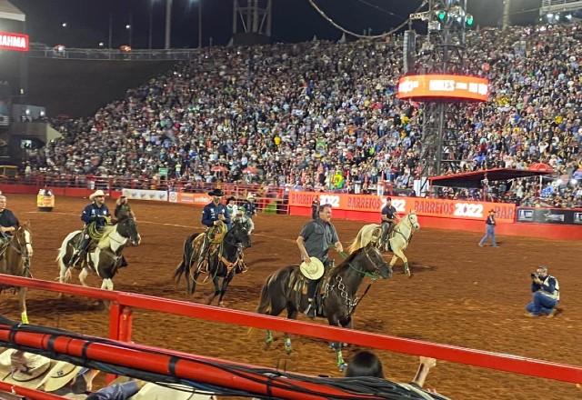 Bolsonaro vai à Festa do Peão com Hang e Tarcísio e usa arena como