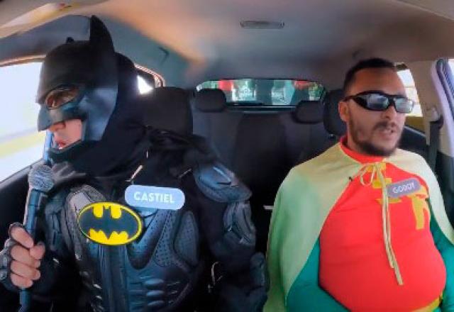 Batman e Robin chegam no Drive Thru Okê de Batmóvel - SBT