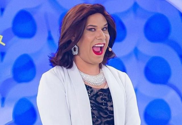 Tiago Barnabé vestido de Narcisa Tamborindeguy no palco do Programa Eliana