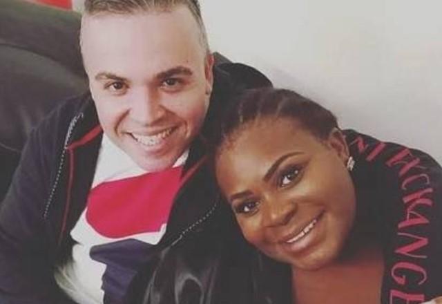 Dj Batata abraçando Jojo Todynho, ambos estão sorrindo