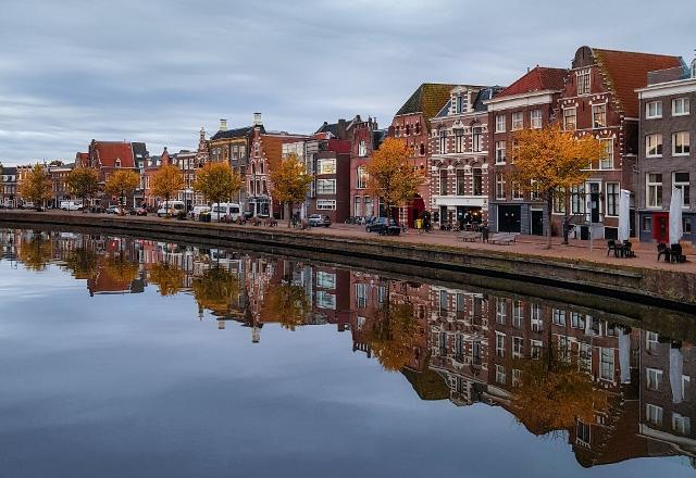 Haarlem tem 160 mil habitantes. Haia e Amsterdã já proibiram indústrias de aviação e combustíveis fósseis | Unsplash