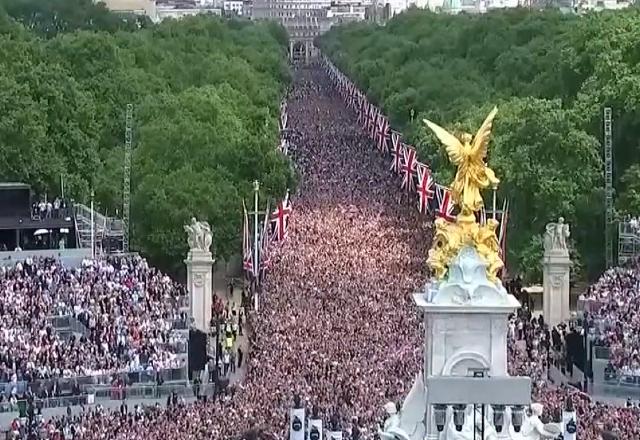 Britânico pede 'respeito' em dia de funeral da rainha e é