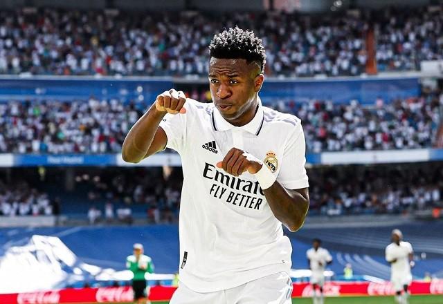Vini Jr com a camisa do Real Madrid