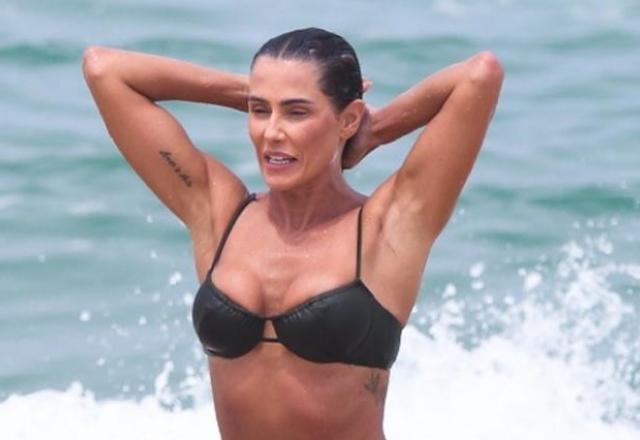 Deborah Secco de biquíni curtindo dia de sol na praia.