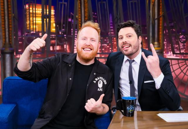 Gavin James e Danilo Gentili posam juntos para foto.