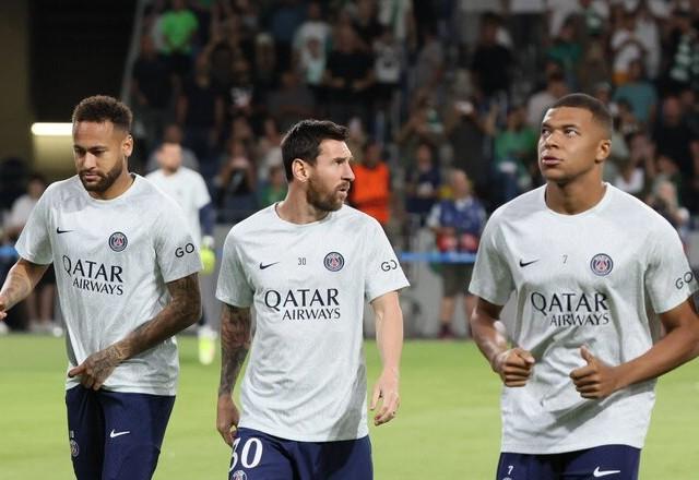 Sem poder exibir jogo do PSG na Champions League, SBT sofre para