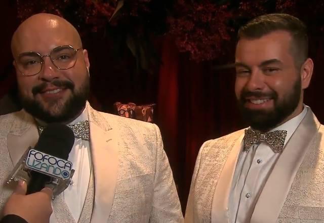 Tiago Abravanel e Fernando Poli sorrindo durante entrevista com Fofoquito