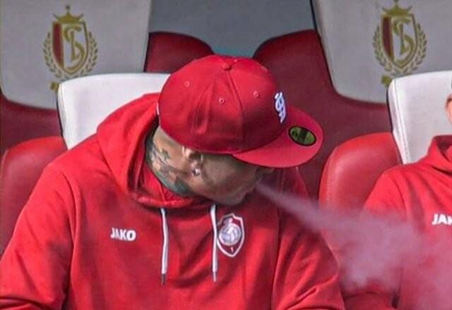 Ex-jogador de Roma e Inter fuma no banco de reservas antes de