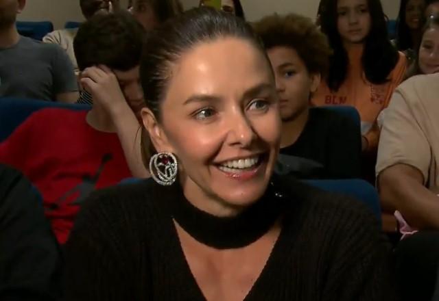 Bianca Rinaldi sorrindo em reunião com o elenco da novela A Infância de Romeu e Julieta