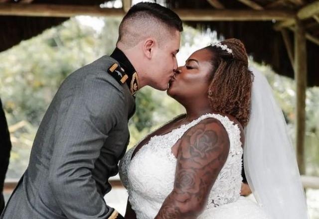 Jojo Todynho e Lucas Souza se beijando no dia do casamento