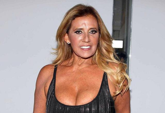 A cantora Rita Cadilac posa sorrindo para a câmera