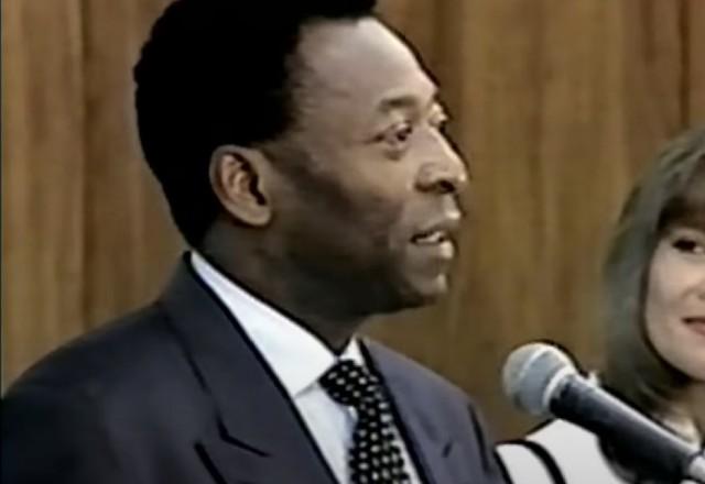 Filmes com Pelé: relembre participações do Rei do Futebol no