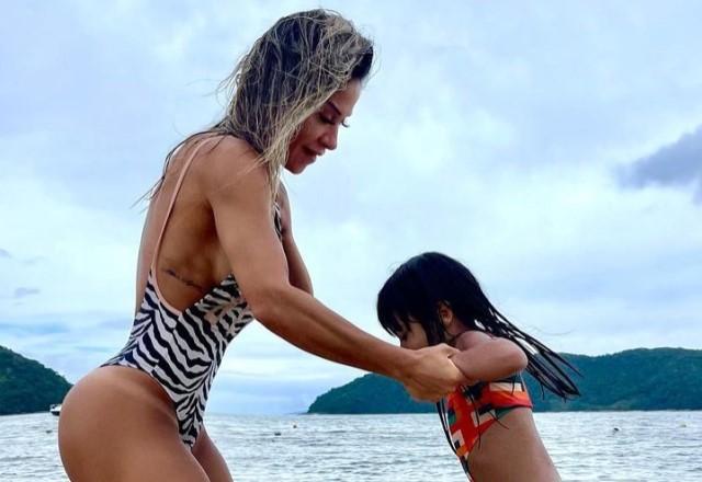 Maíra Cardi na praia com a filha, Sophia