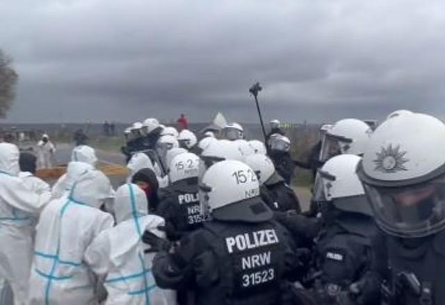 Polícia começa a retirar ativistas de vila alemã condenada por mina de carvão - Mundo - SBT News