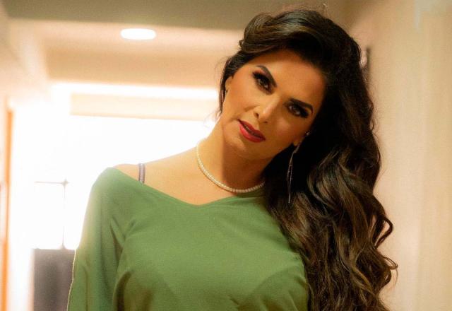 Luiza Ambiel veste uma blusa estampada em cores verdes, batom vermelho, em ensaio fotográfico