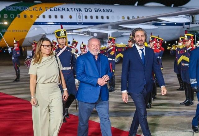 Lula chega à Argentina para 1ª viagem internacional