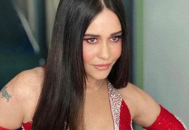 Alessandra Negrini posa nua antes de sair em bloco em SP e agita foliões: "Sem palavras" - SBT