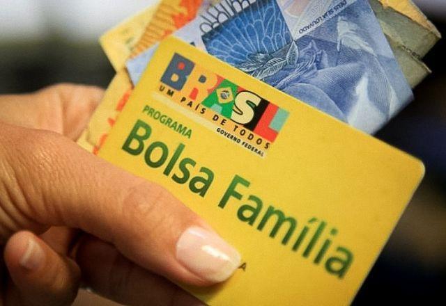 Mais de 1,5 milhão de pessoas serão excluídas do Bolsa Família em março -  Governo - SBT News