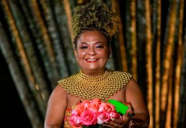 Babi Cruz, com um buquê de flores na mão, durante sua renovação de votos de casamento