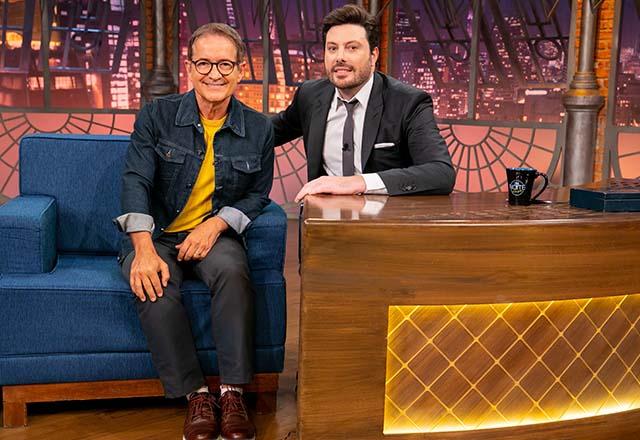 Carlos Tramontina e Danilo Gentili posam juntos para foto.