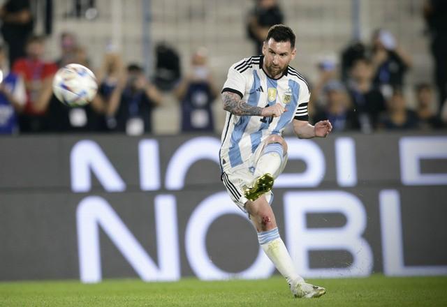 Messi 800 gols: em jogo da Argentina, atacante atinge marca histórica