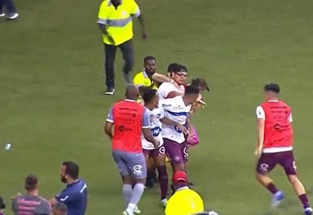 Live transmite tiroteio e execução durante jogo de futebol em Manaus; veja  o vídeo - Portal Você Online