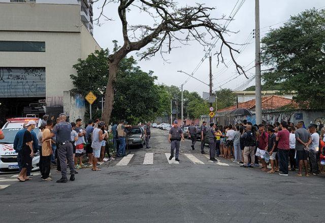 4 estudantes foram esfaqueados até à morte. Um mês depois, ainda