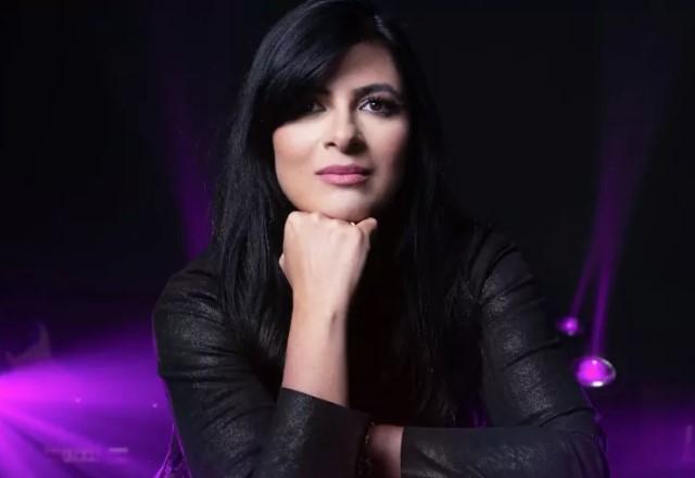 Cantora Fernanda Brum posa com a mão no queixo