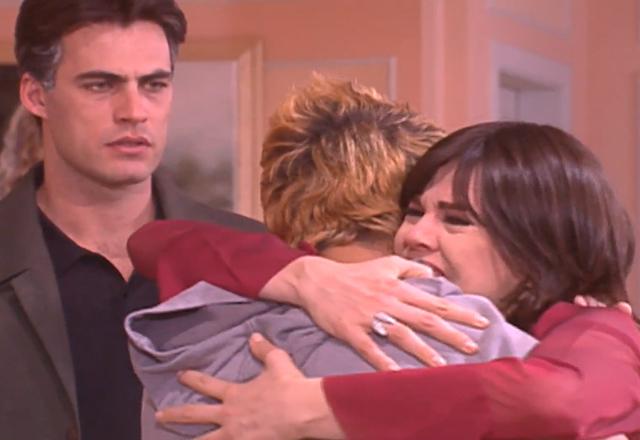 marisol abraçando um jovem e rodrigo olhando tudo