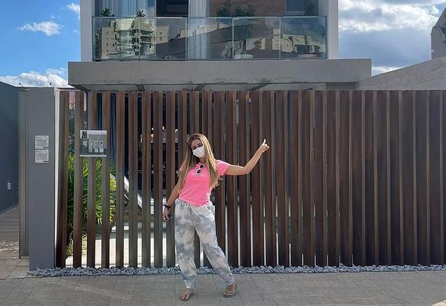 A cantora Lexa posa em frente a casa