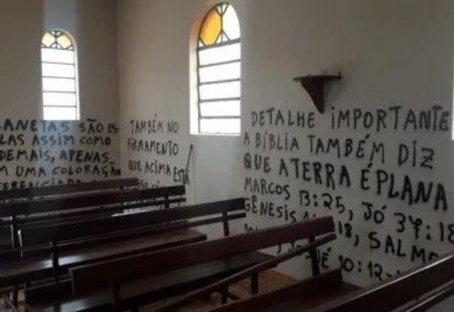 Capela de Nossa Senhora da Piedade vandalizada | Reprodução/Twitter.