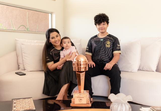 Susy Egert no homeoffice com seus filhos Pedro e a recém nascida Izabel