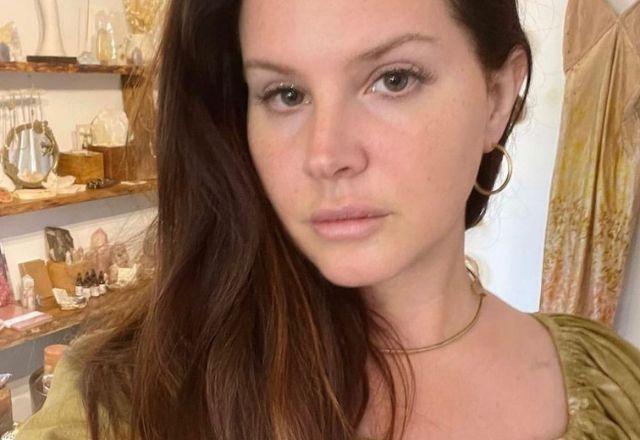 Lana Del Rey tira selfie com expressão séria