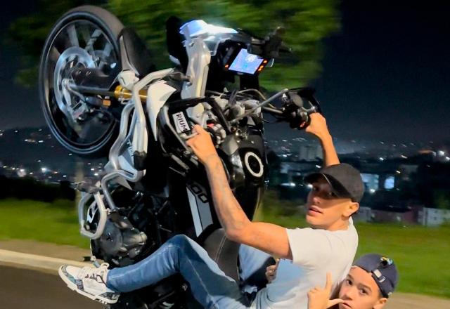 Meno Kabrinha empina sua moto