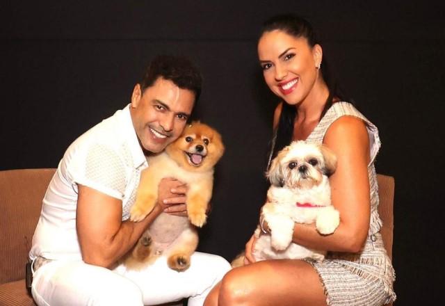 Zezé Di Camargo e Graciele Lacerda, ambos segurando cachorros