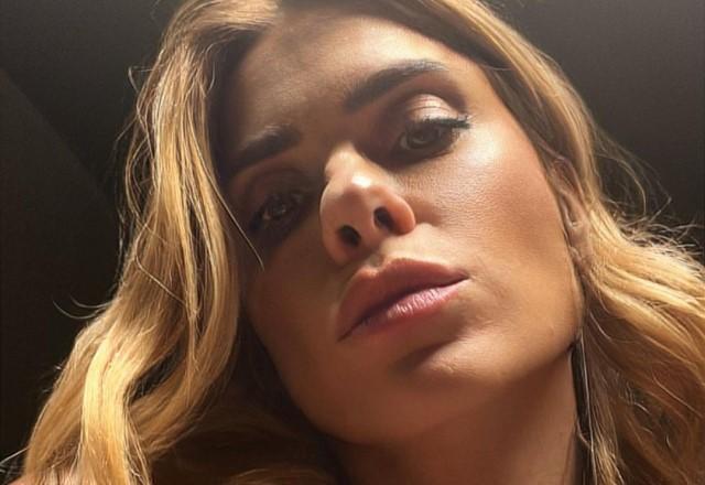 Carolina Dieckmann tira selfie fazendo biquinho