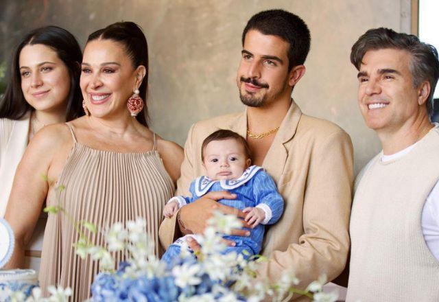Cláudia Raia posa com os filhos e atual marido