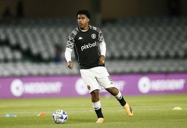 Andrey Santos aquecendo pelo Vasco
