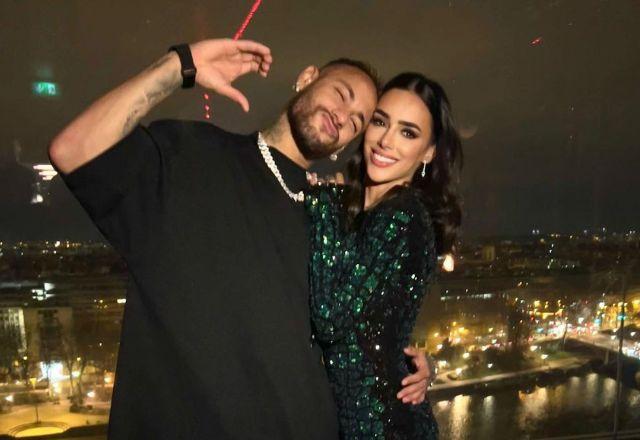 Neymar e Bruna Biancardi posam abraçados e sorrindo