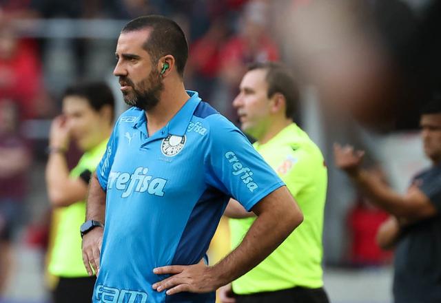 Auxiliar de Abel protesta contra arbitragem em Palmeiras x Corinthians - SBT