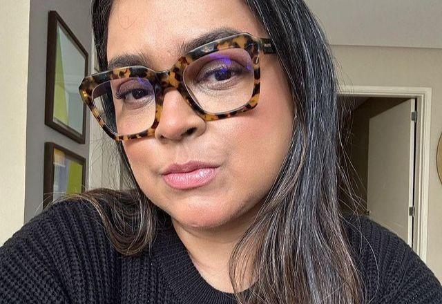 Preta Gil tira selfie usando blusa preta e óculos de oncinha