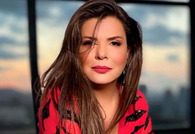 A cantora Mara Maravilha posa olhando para a frente e com paisagem ao fundo