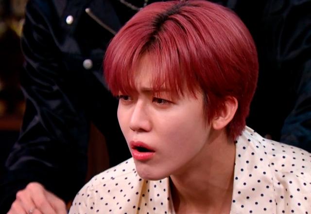 NCT DREAM e Danilo Gentili posam juntos para foto.