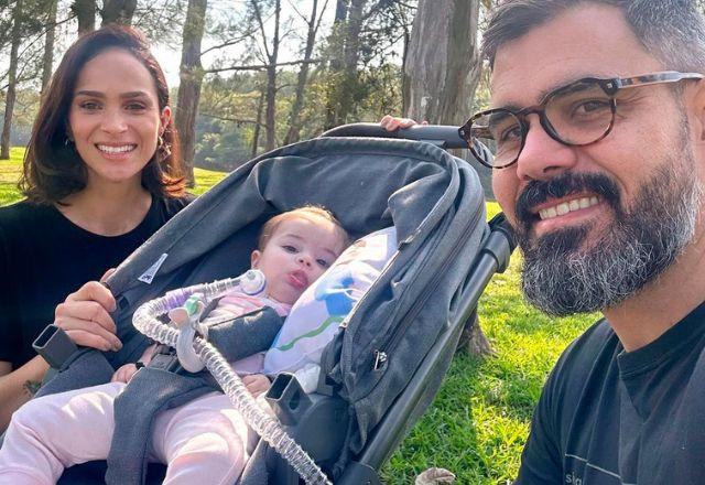 Juliano Cazarré com a esposa e a filha, Maria Guilhermina, no carrinho