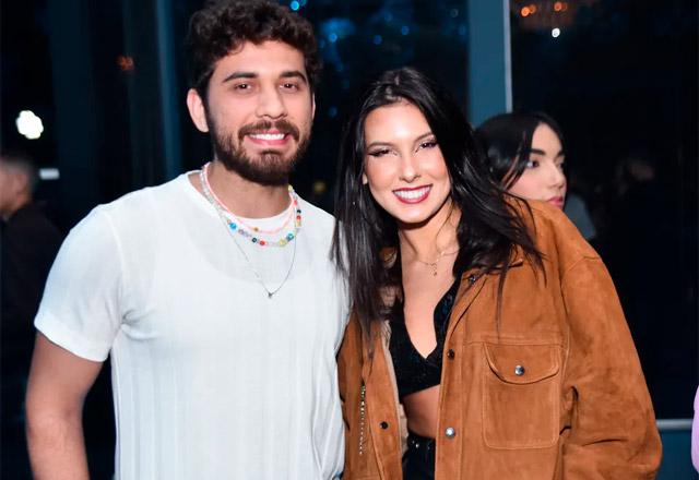 Gustavo Mioto e Ana Castela posam abraçados sorrindo para a foto